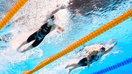 Ledecky gana la final del 800 de punta a punta y hunde a McIntosh en un último 50 inolvidable