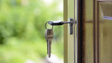 "4.000 euros pour une simple ouverture de porte": la France, championne des arnaques à la serrure