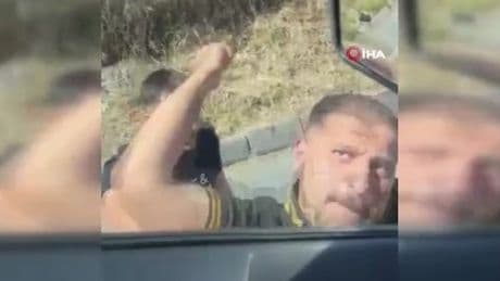 Trafikte dehşet anları! Tırın aynasını kırıp şoföre sandalyeyle saldırdı