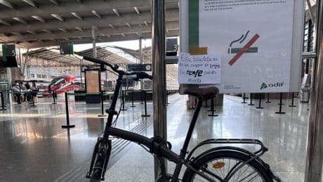 Publica el cartel que se encuentra en la estación de tren junto a una bicicleta y no da crédito: ” Málaga es maravillosa y Renfe también”