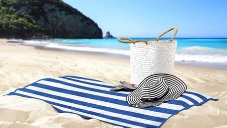 Disfruta la temporada de piscina y playa con una buena toalla playera ¡y relájate tomando el sol!