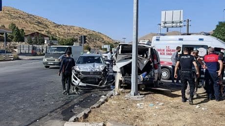 Bitlis'te iki otomobil çarpıştı: 7 yaralı