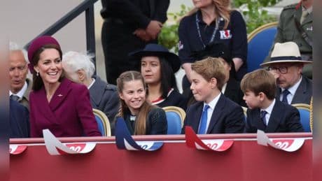 Prinzessin Kate: Sie sticht am VE Day in Burgunderrot heraus