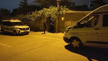 Eğitim amacıyla yapılan roket evin çatısına düştü