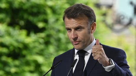 «Faire passer un simple mouchoir pour de la drogue» : l’Élysée dément une fake news et cible «les ennemis de la France»