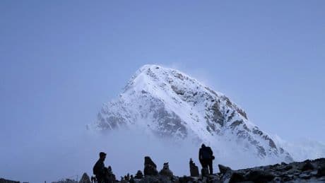 Unos montañeros quieren subir el Everest desde Londres en siete días. Hay polémica porque hay "truco": gas xenón