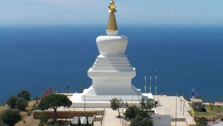 Parece Tailandia, pero es España: el rincón de Andalucía con un templo budista escondido en las montañas