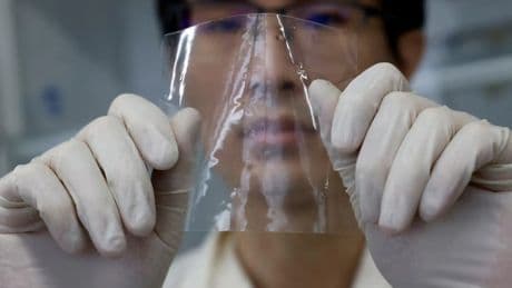 Adiós a los microplásticos: científicos inventan un plástico que se desintegra en el mar en solo una hora