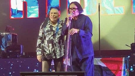 Renato Zero e Loredana Bertè fanno pace dopo anni: l'abbraccio sul palco