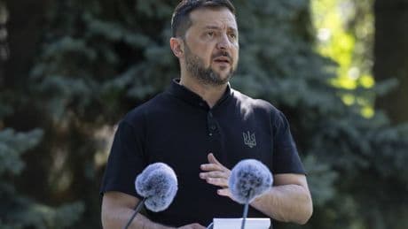 Zelensky "schiera" i soldati Nato. E Putin minaccia: "Un bersaglio"