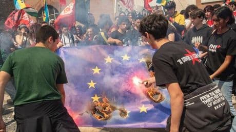25 aprile, tensioni e bandiere Ue bruciate. La spaccatura al corteo di Roma