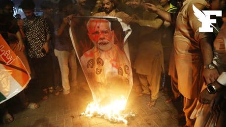 Pakistan: des manifestants brûlent des drapeaux indiens et des portraits de Modi