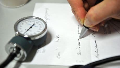 Sclerosi multipla, alcuni sintomi (problemi di vista e ansia) possono svilupparsi 15 anni prima della diagnosi: la scoperta