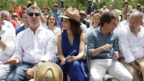 Ayuso se compadece de Feijóo en casa: “Así es muy difícil hacer oposición”