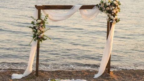 Over e anniversario di matrimonio, le 5 idee da sogno per una cerimonia sulla spiaggia