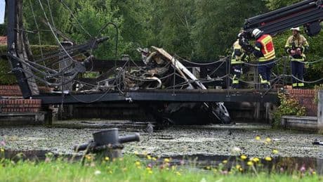 Landkreis Emsland: Auto fällt in Papenburg in Kanal und fängt Feuer