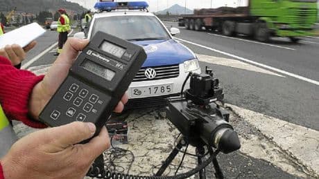 La DGT controlará la velocidad en los tramos de carretera en obras con nuevos radares móviles con ruedas