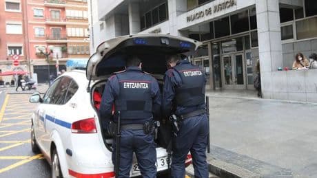 Sorprenden en pleno robo a dos hombres en el interior de un bar en Bilbao