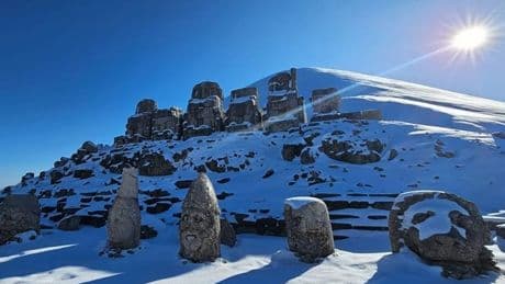 Bahar ortasında kar sürprizi: Nemrut Dağı beyaza büründü