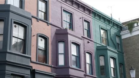 Este es el motivo por el que los vecinos de Notting Hill están pintando sus casas de negro