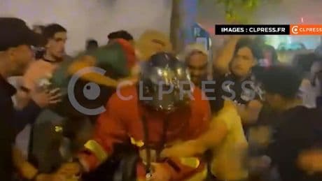 La imagen que avergüenza a Francia: rodean y pegan a un bombero en plena calle