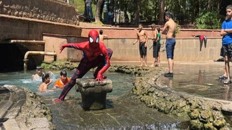 Türkiye'yi gezen 'Örümcek Adam', çocuklarla serinledi
