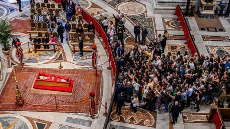 Franziskus: Selfies mit einem toten Papst: Fast 20.000 Gläubige nehmen Abschied