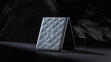 motorola saca a relucir su renovado móvil plegable razr 60 con cristales de Swarovski