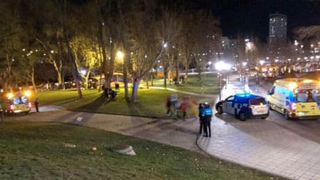 Una pelea de madrugada deja a un joven herido en el brazo por arma blanca en Valladolid: se busca al autor