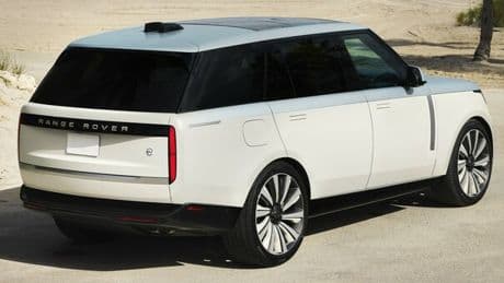 JLR, 55 anni di storia per Range Rover che guarda al futuro. McGovern: «Primo suv di lusso nato da praticità»