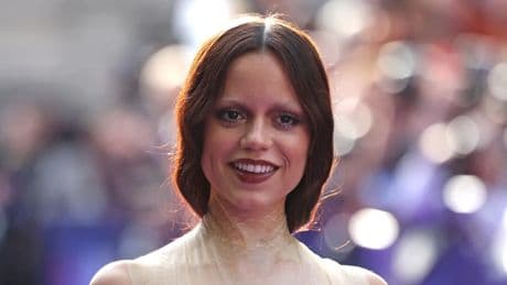 Jenna Ortega aparece sin cejas y totalmente irreconocible en el estreno de 'Miércoles' en Londres