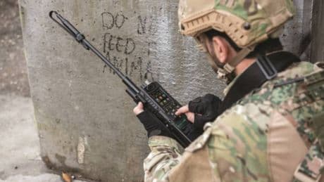 Un año con las nuevas radios de las Fuerzas Armadas en el aire: el calvario de Aicox por el veto del Gobierno a Israel