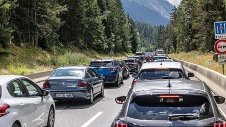 LIVE | Grote verkeersdrukte verwacht op wegen naar vakantiebestemmingen
