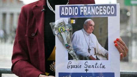 Weltweite Anteilnahme nach Tod des Papstes - Erstes Trauergebet und Aufbahrung am Abend