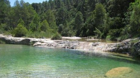 El pueblo medieval de Teruel rodeado de piscinas naturales donde puedes bañarte en aguas cristalinas y hacer senderismo