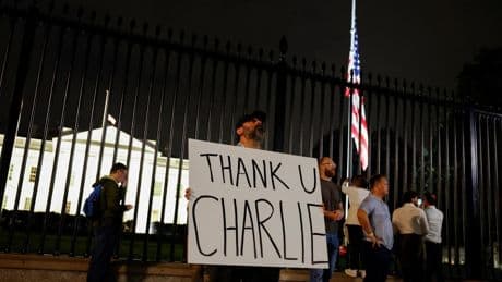 Trump ordena que todas las banderas de EEUU ondeen a media asta por la muerte de Charlie Kirk: "Era un patriota"