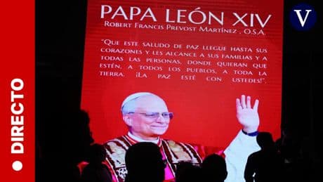 León XIV reza la oración del regina coeli desde un balcón de la basílica de San Pedro, en streaming