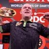 Emotionele Van Gerwen klopt Littler en wint na twee jaar weer een groot toernooi: ‘Dit had ik nooit verwacht’