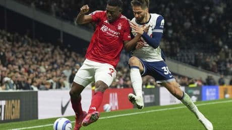 Foot: l'attaquant nigérian Awoniyi opéré « en urgence » après un choc en plein match