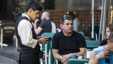La inmigración contribuye a ralentizar el crecimiento del absentismo laboral