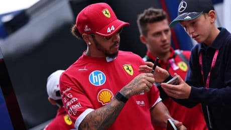 La Rossa fa perdere la testa a Lewis e Charles