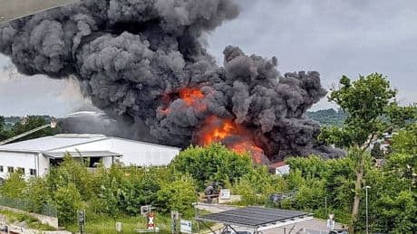 Millionen-Schaden, Rauch-Alarm-Alarm - Großbrand zerstört Reifenlager
