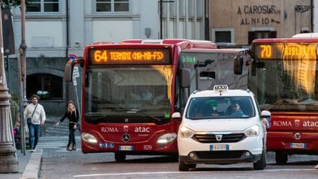 "Sul bus non si fuma". E lo straniero aggredisce l'autista con una sega