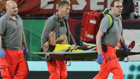 DFB-Pokal: BVB-Star Couto muss nach Horrorfoul mit Trage vom Platz