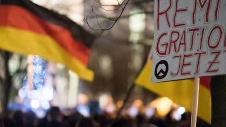 Rekrutierung von Jugendlichen: Rechtsextreme Identitäre verteilen Flugblätter an Schulen