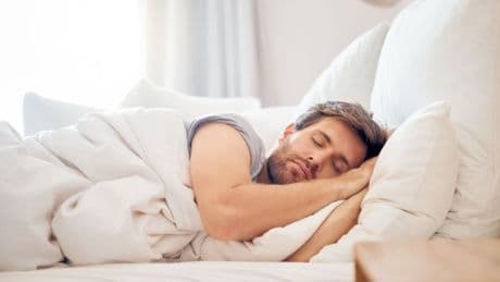 Schläft man in heller Bettwäsche schlechter? Schlaf-Mythen im Check
