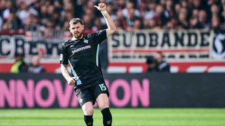 Verlobte droht mit Ärger  - Werder-Star Burke darf nur Gegner rasieren