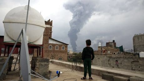 Israel lanza una ola de ataques contra la capital de Yemen tras el impacto de un misil de racimo hutí