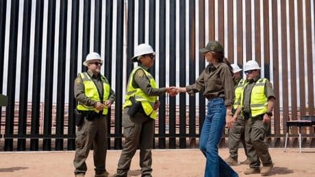 EE UU pinta de negro el muro con México para que se caliente y los inmigrantes no puedan escalarlo
