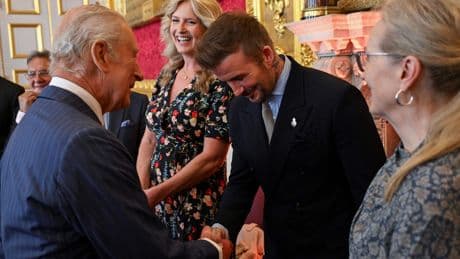 Britse koning Charles slaat voetbalicoon David Beckham tot ridder: ’Ik had dit nooit kunnen denken’